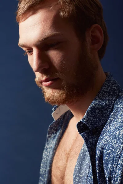 Profile of a man. A muscular young man wearing an open shirt and looking away. — Stock Photo, Image