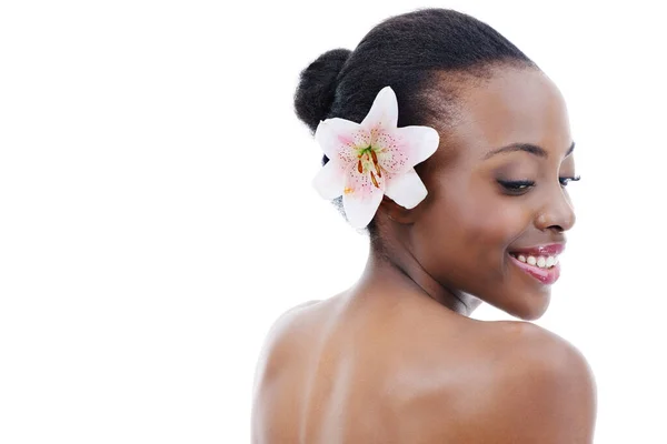 Morbido come un petalo. Studio girato di una giovane modella afroamericana con un fiore isolato su bianco. — Foto Stock
