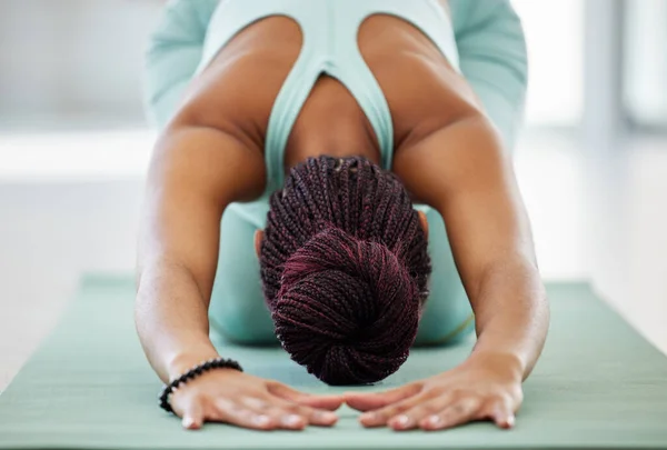 Je m'étire les épaules. Prise de vue d'une femme méconnaissable pratiquant le yoga en studio et tenant une pose d'enfant. — Photo