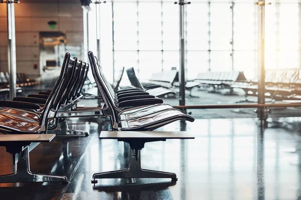Dove le persone formano posti diversi si riuniscono. Scatto di file di sedili in una sala partenze dell'aeroporto vuota. — Foto Stock