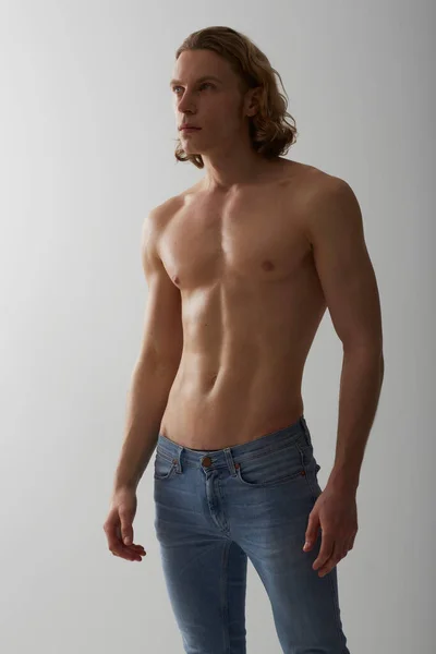 Shirtloze stijl. Studio shot van een jonge man met een blote borst. — Stockfoto