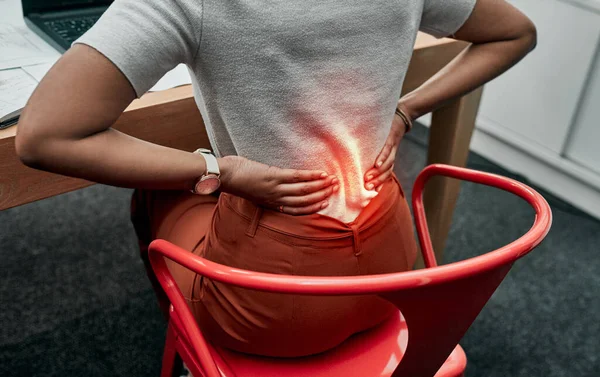 Preste atenção à sua postura para prevenir a dor. Foto de perto de uma empresária irreconhecível sofrendo de dor nas costas enquanto trabalhava em um escritório. — Fotografia de Stock