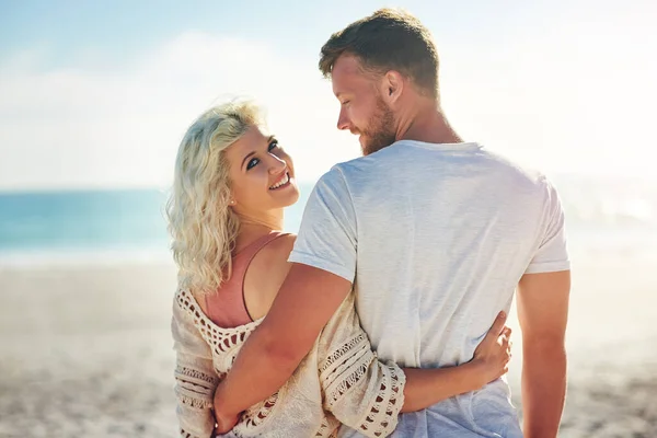 Vi ser livet som ett äventyr som väntar på att ske. Beskuren bild av n tillgiven par tillbringar dagen på stranden. — Stockfoto