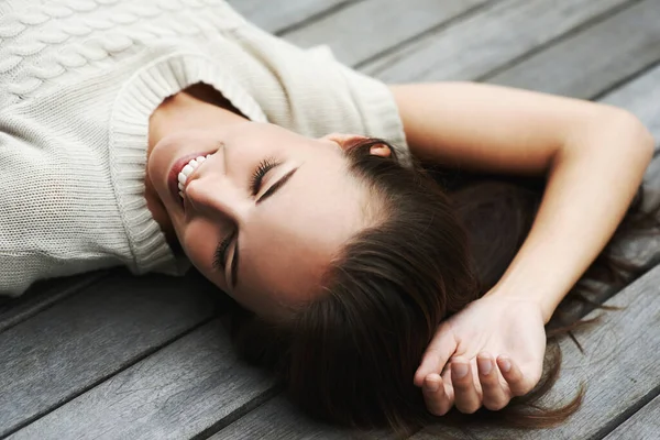 Расслабься. Красивая молодая женщина лежит на крыльце. — стоковое фото