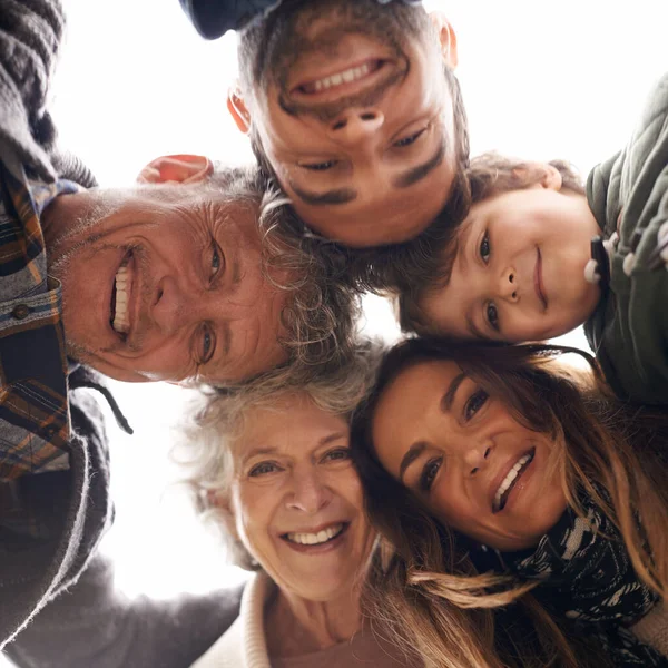 Shromažďovat se pro nějakou rodinnou lásku. Multigenerační rodina shlíží na kameru. — Stock fotografie