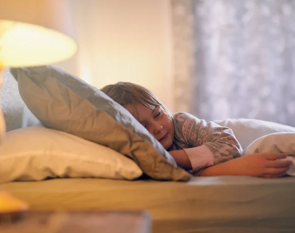 Vai para a Terra dos Sonhos. Tiro de uma menina bonita dormindo sozinha em sua cama. — Fotografia de Stock