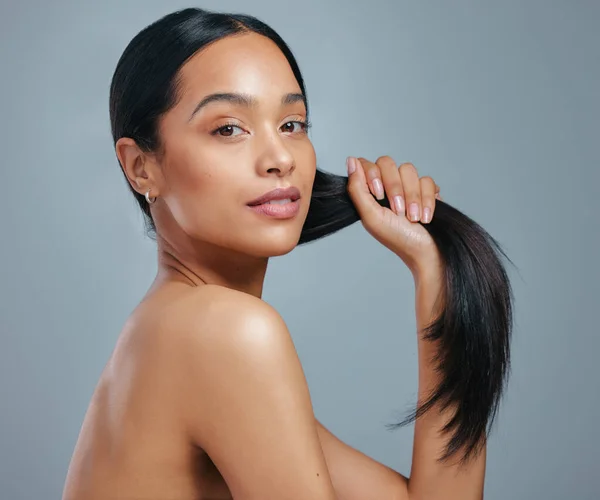 Jag ser alltid till att följa sunda hårvanor. Studio porträtt av en attraktiv ung kvinna poserar mot en grå bakgrund. — Stockfoto