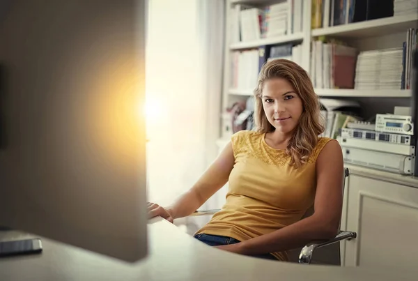Podia habituar-me a trabalhar em casa. Retrato de uma jovem mulher trabalhando em um computador em seu escritório em casa. — Fotografia de Stock