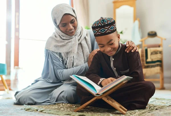 Любовь высшая форма общения. Фотография молодой мусульманской матери и ее сына, читающих в гостиной дома. — стоковое фото