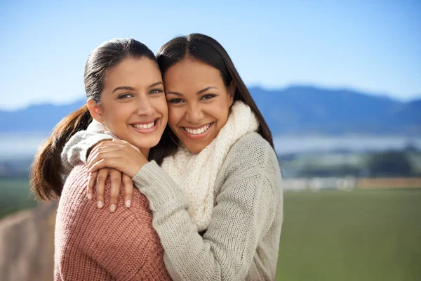 Přátelství, které vydrží. Dvě mladé přítelkyně, šťastně stojící venku. — Stock fotografie