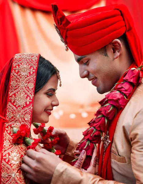 Je promets de t'aimer jusqu'à la fin des temps. Plan recadré d'un jeune couple hindou le jour de leur mariage. — Photo