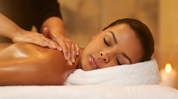 Зцілюючі руки. Обрізаний знімок молодої жінки, що отримує масаж у спа-центрі . — стокове фото