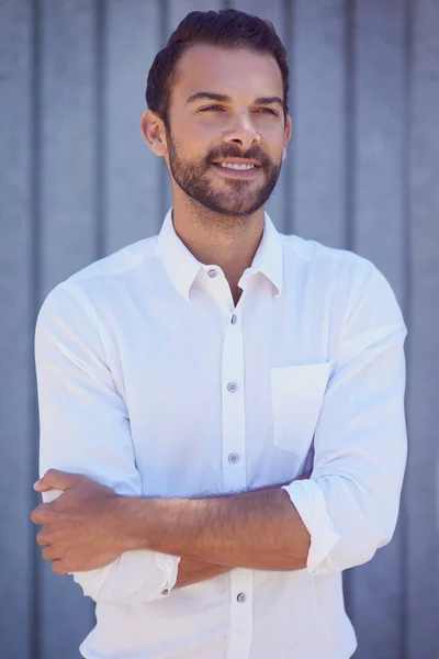 Geluk staat hem goed. Schot van een goed geklede jongeman die buiten poseert.. — Stockfoto