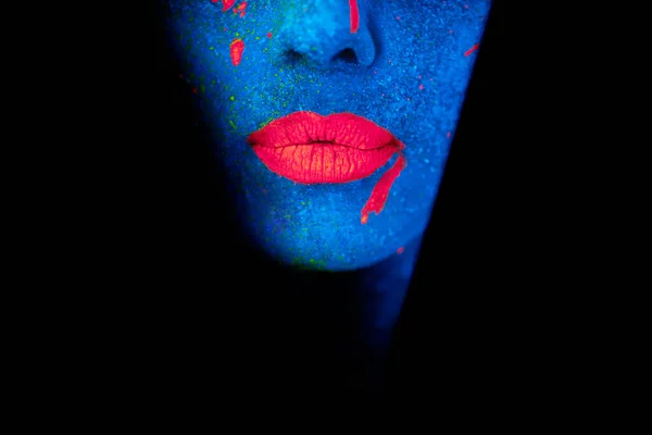 Luminosos labios. Foto de una joven posando con pintura de neón en la cara. —  Fotos de Stock