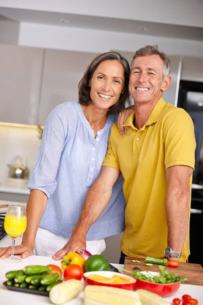 健康是走的路。一对充满爱心的成熟夫妇在厨房里并肩站在一起的画像. — 图库照片