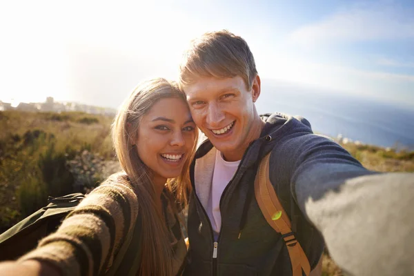Dela på friluftsliv. Porträtt av ett lyckligt ungt par ute på en vandring. — Stockfoto