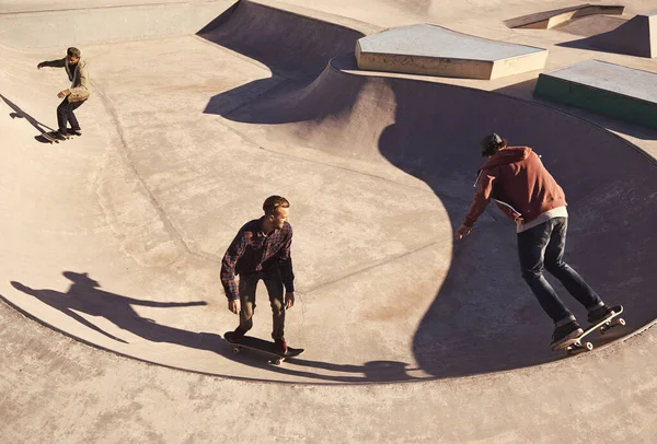 Hun tweede thuis. Jonge mannen schaatsen in een skatepark. — Stockfoto