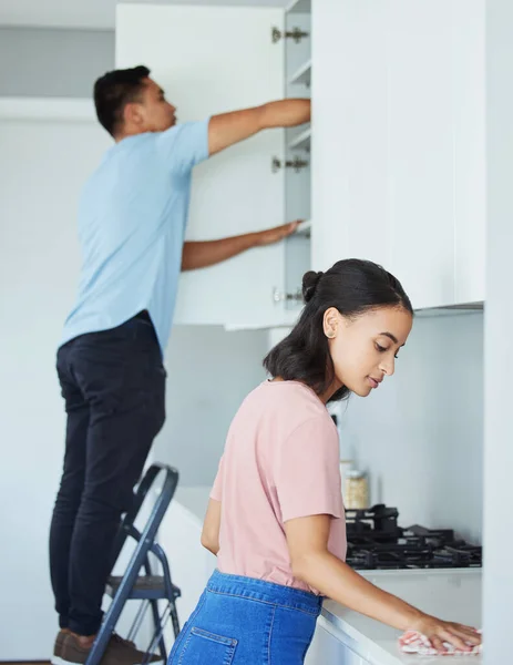 Samstag ist Putztag. Schuss eines jungen Paares beim gemeinsamen Putzen der Küche. — Stockfoto