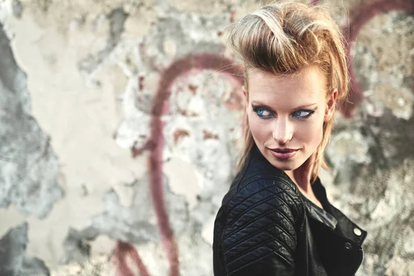 Shes so rock n roll. Cropped shot of an edgy young woman in an urban setting. — Stock Photo, Image