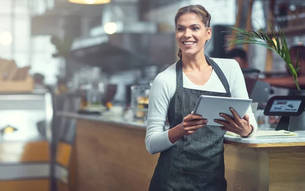 모든 기업가들은 이 앱을 사용 해야 합니다. 자기가 일하는 가게에서 디지털 태블릿을 사용하는 젊은 여성의 사진. — 스톡 사진