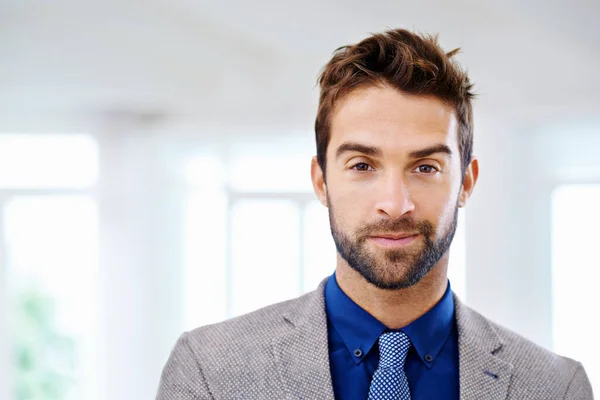 Rechttoe rechtaan knap. Portret van een man in een hedendaags pak. — Stockfoto