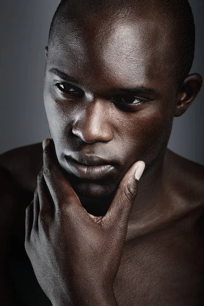 Хесе типовий тип мислення. Африканський чоловік виглядає вдумливо в студії . — стокове фото