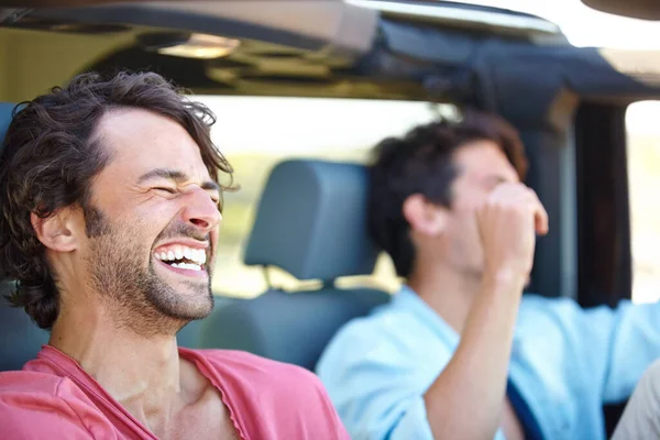 Bons tempos com um grande amigo. Dois amigos felizes e rindo juntos em um passeio. — Fotografia de Stock