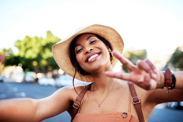 Mi sto godendo la mia giornata in citta '. Ritratto di una giovane donna attraente che si fa dei selfie mentre è in città. — Foto Stock