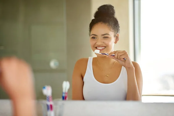 Bürsten Sie es zweimal täglich für ein schönes Lächeln. Aufnahme einer glücklichen und attraktiven jungen Frau beim Zähneputzen. — Stockfoto