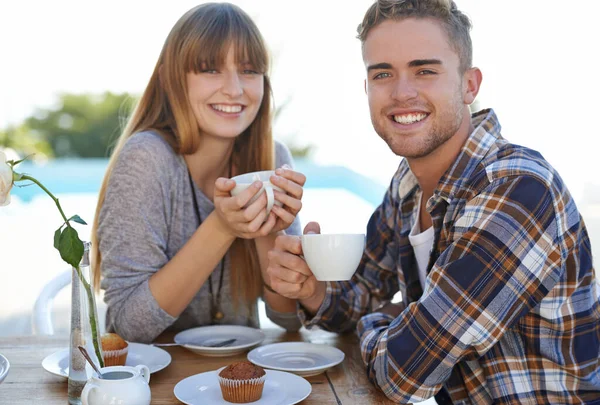 De perfecte manier om de dag te beginnen is met jou. Een jong stel dat buiten van het ontbijt geniet. — Stockfoto