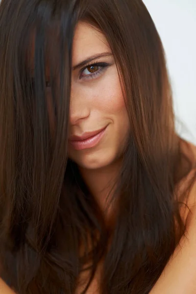 Je te montre à quoi ressemblent des cheveux sains. Tournage d'une magnifique jeune femme posant sur un fond blanc. — Photo