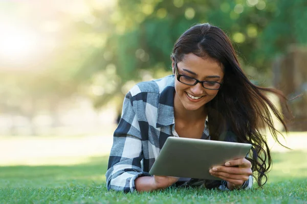 Werken in het park. jonge vrouw in een park met haar laptop. — Stockfoto