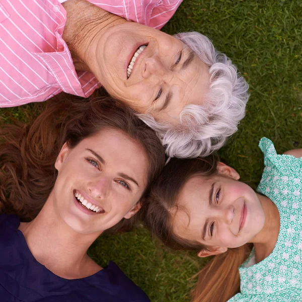 Familjens damer. Skjuten av en generation familj njuter av en dag ute i parken. — Stockfoto