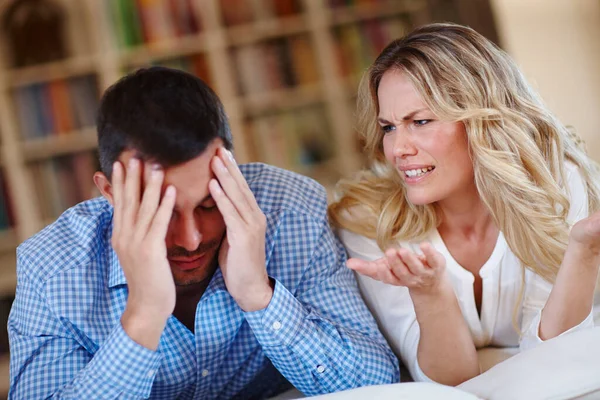 Varför förstår du inte. Skjuten av ett ungt par som har en meningsskiljaktighet när de sitter hemma. — Stockfoto