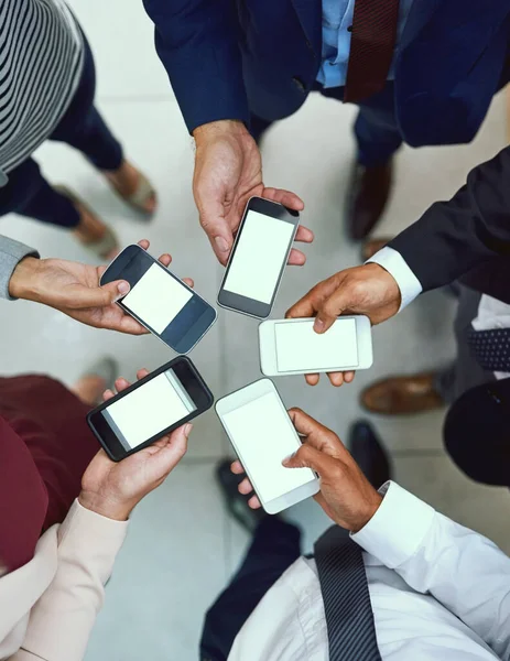 Sein einziger verbundener Arbeitsplatz. Aufnahme einer Gruppe unkenntlich gemachter Geschäftsleute, die synchron ihre Mobiltelefone benutzen. — Stockfoto