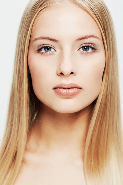 Her beauty is all natural. Portrait of a beautiful young woman in the studio. — Stock Photo, Image