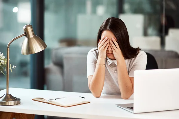 Jej ciężka praca staje się zbyt ciężka. Strzał młodej bizneswoman wyglądającej na zestresowaną podczas pracy w biurze. — Zdjęcie stockowe