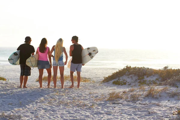 Viene la ola perfecta. Tiro de amigos surfistas en la playa. — Foto de Stock