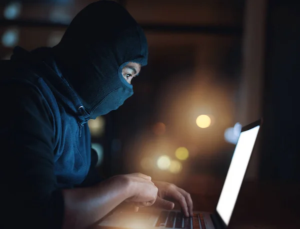 ¿Qué tan seguro es su sistema realmente. Fotografía de un hacker usando un portátil en la oscuridad. — Foto de Stock