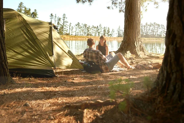 Nel bosco. Girato di una giovane coppia che si accampa vicino a un lago. — Foto Stock