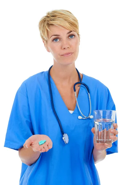 제 처방대로요. 알약 과 물 한 컵을 들고 있는 젊은 여성 의사. — 스톡 사진