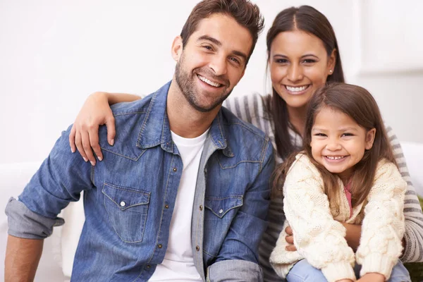 Sie schätzen einander. Porträt einer glücklichen jungen Familie, die zu Hause zusammensitzt. — Stockfoto