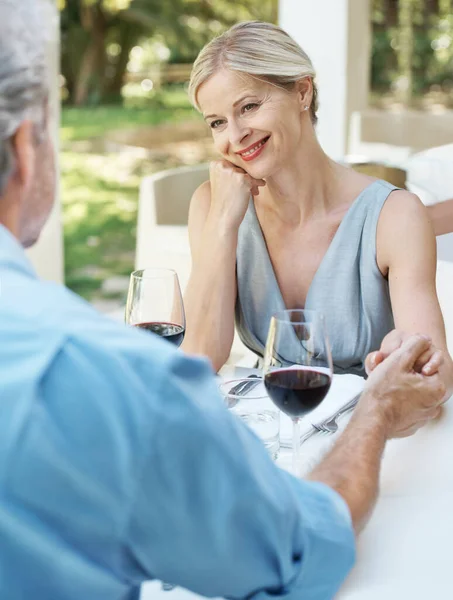 Hij is nog steeds haar droomman. gelukkig volwassen paar toasten hun liefde met twee glazen wijn terwijl buiten. — Stockfoto