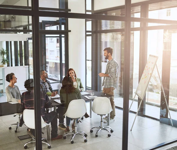 Gemeinsam neue Ideen entwickeln. Aufnahme eines Geschäftsmannes bei einer Präsentation vor seinen Mitarbeitern in einem modernen Büro. — Stockfoto