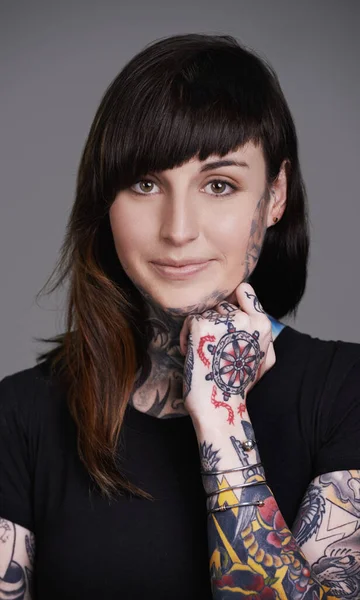 Beauté redéfinie. Portrait en studio d'une jeune femme tatouée. — Photo
