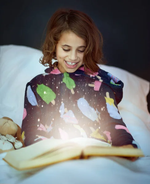 История оживает. Обрезанный снимок девушки, читающей книгу в постели. — стоковое фото