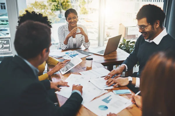 O sucesso da equipa em breve será nosso. Tiro de um grupo de empresários que têm uma reunião em um escritório. — Fotografia de Stock