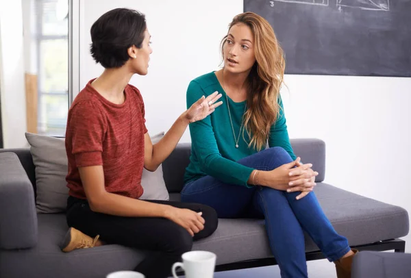 Ze werken samen aan een spannend project. Foto van twee vrouwelijke professionals die een discussie hebben in een informele kantooromgeving. — Stockfoto