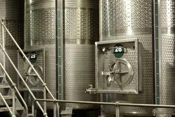 進行中の発酵。ワイン工場内でワインを発酵させるためのタンカー. — ストック写真