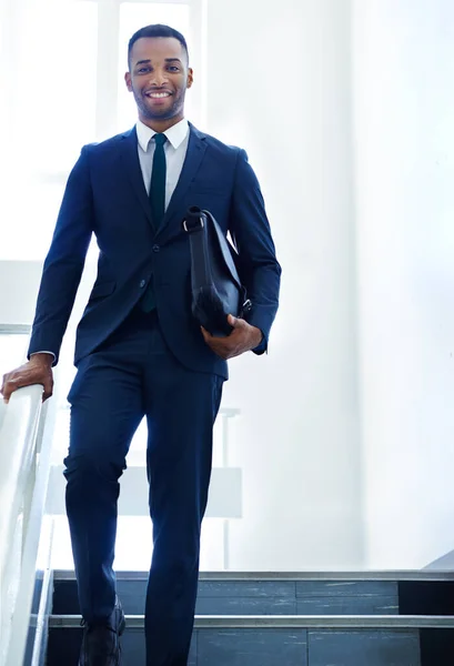 Me dirijo a su próximo cliente. Un joven hombre de negocios guapo caminando mientras sostiene su bolso. —  Fotos de Stock